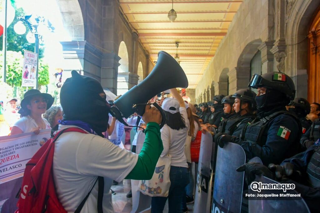 amlo pide a mujeres quitarse la capcuah por el 8m