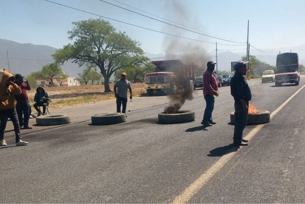 pobladores de Ajalpan bloquean carretera