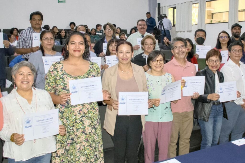 BUAP entrega reconocmientos a docentes