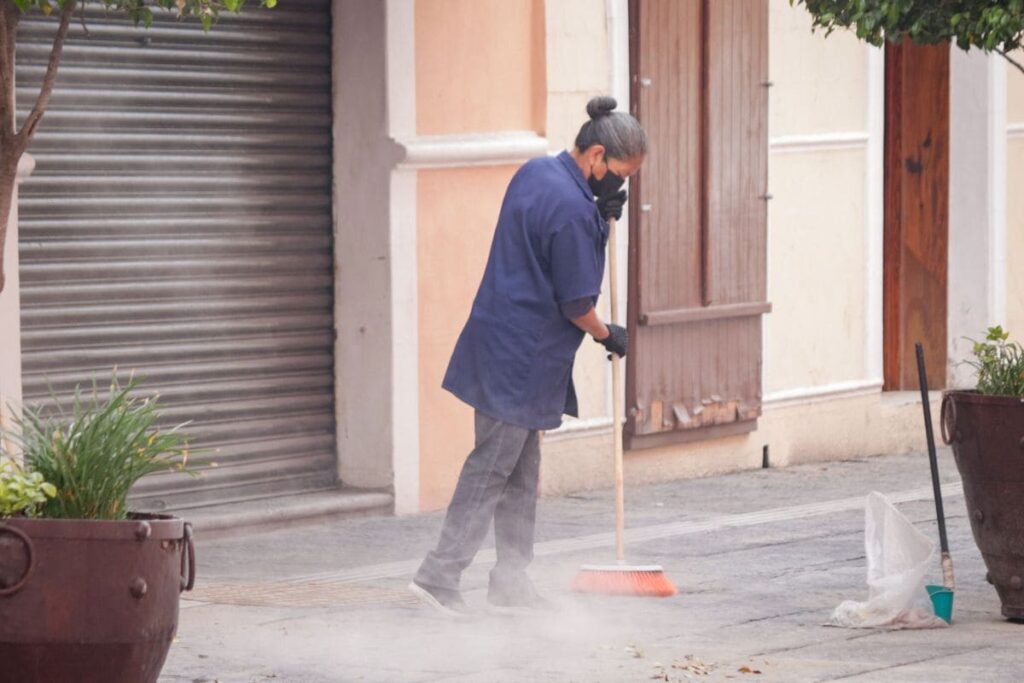 caída de ceniza tapiza calles del Centro de Puebla