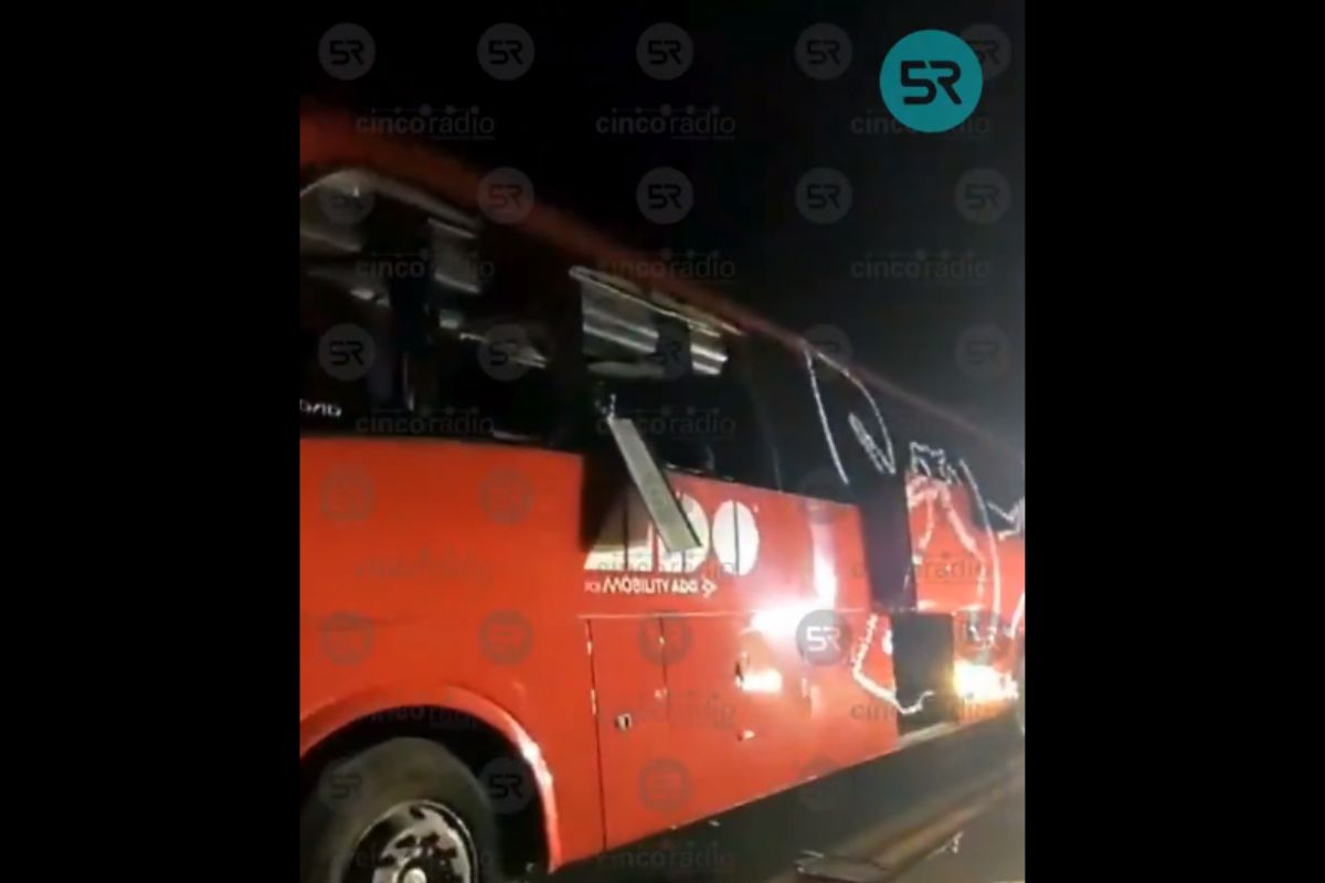 Choque de camión ADO con trabajadores de Audi deja 5 lesionados 1 camión ADO con trabajadores de Audi choca