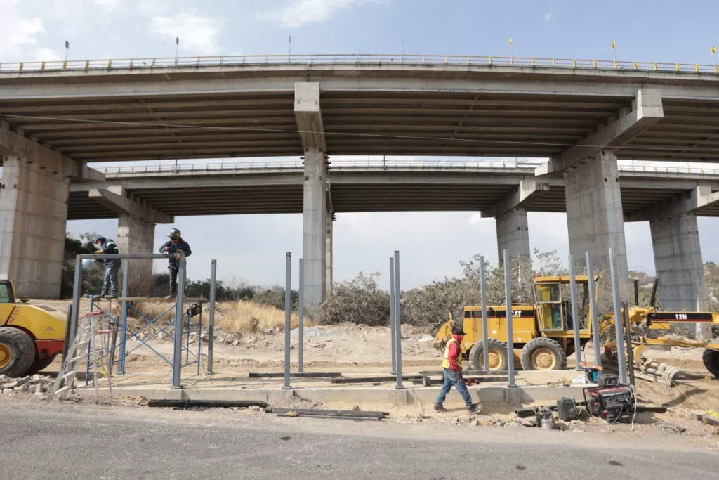 Bloquean Periférico Ecológico a la altura de Clavijero; piden que construyan un puente peatonal 6 avanza construcción de la línea metropolitana de RUTA