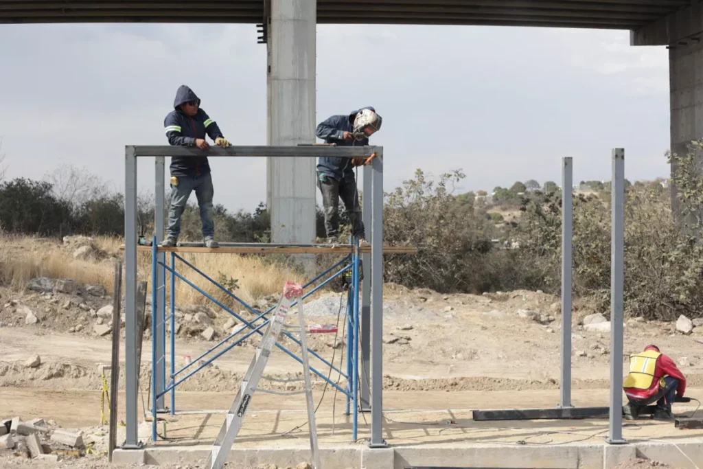 construccion Paraderos Linea 4 RUTA 8