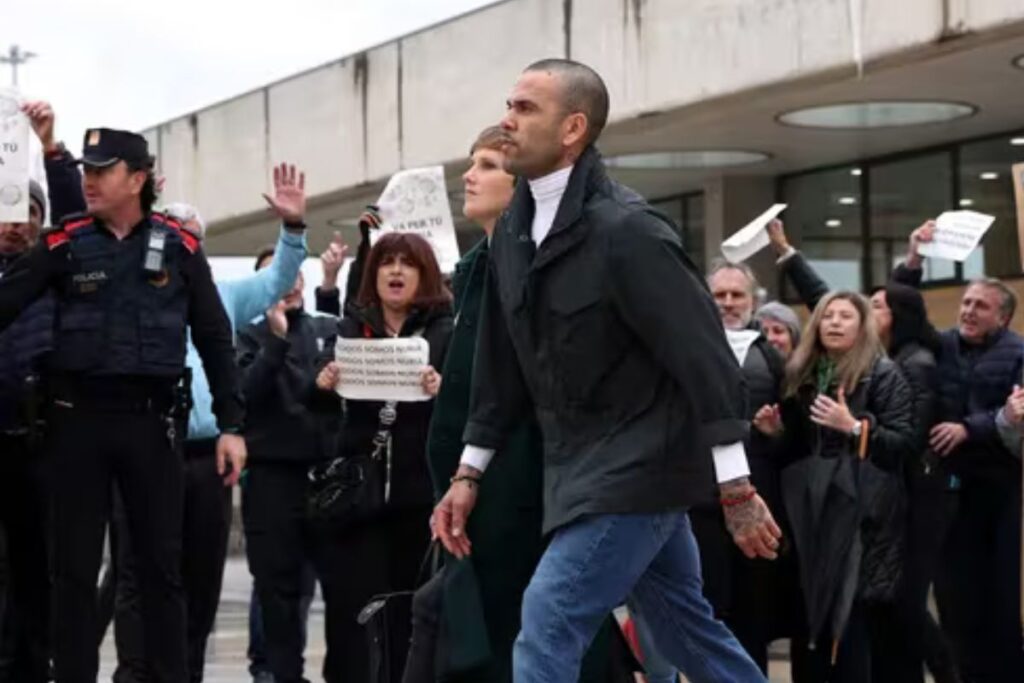 Dani Alves sale de prisión bajo fianza