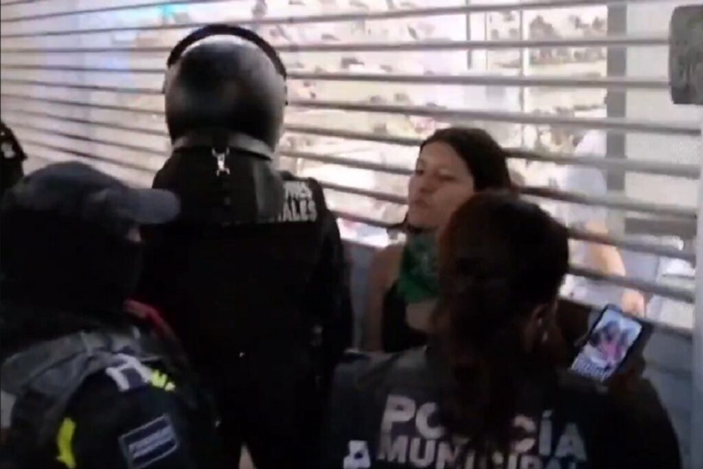 detienen a poblana en marcha del 8 m