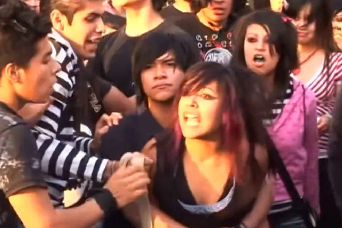 Emos vs Punks: se cumplen 16 años de la épica pelea en la Glorieta de Insurgentes 1 Recuerdan batalla entre Emos y Punks en la Glorieta de Insurgentes a 14 años del enfrentamiento