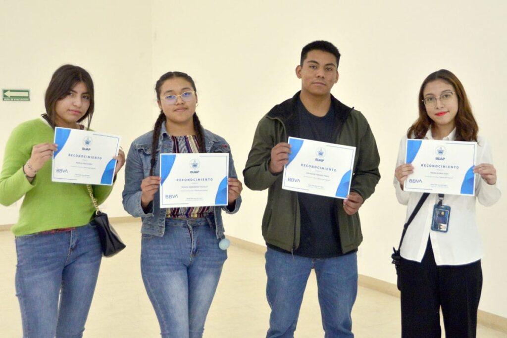 entregan becas BBVA a alumnos BUAP