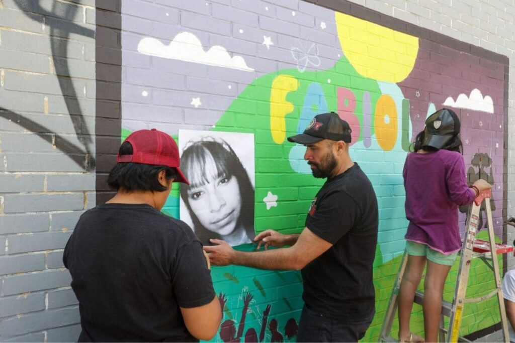 pintan mural de Fabiola Narváez en Villa Frontera