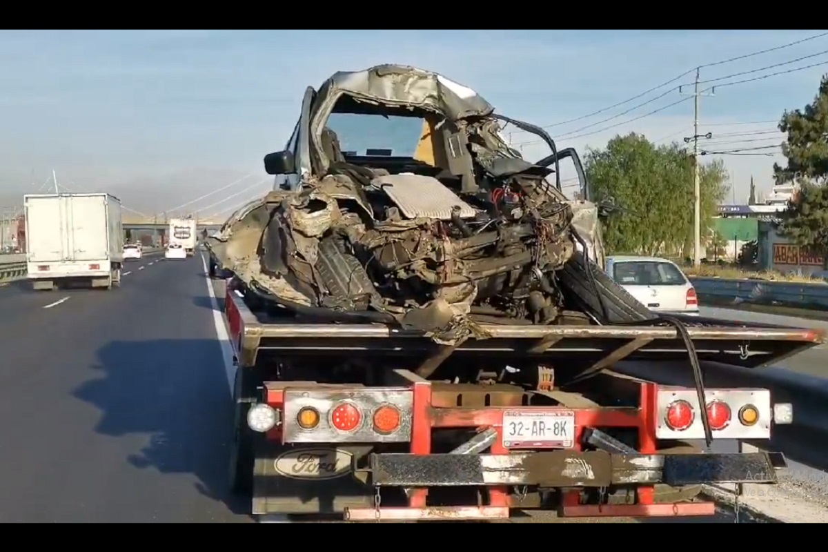 VIDEO: Hombre pierde la vida tras salir proyectado al chocar contra un camión en Xonacatepec 1 Hombre pierde la vida tras salir proyectado al chocar contra un camión en Xonacatepec