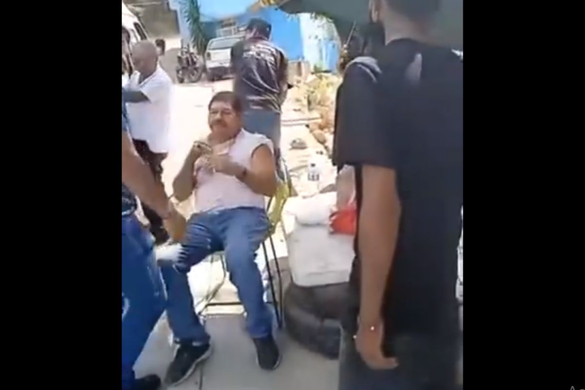 VIDEO: delincuentes agarran a cachetadas y palazos a transportista y checador en Acapulco 1 golpean a transportistas de Acapulco