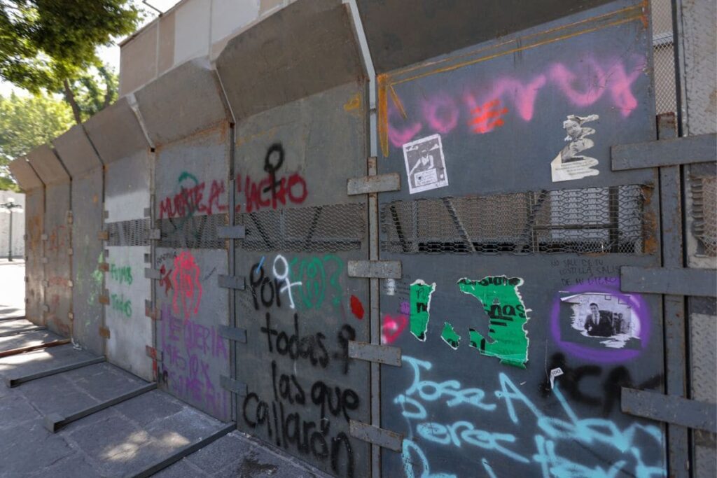 grafitis vallas fuente san miguel marchas del 8m 2024