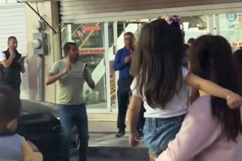 hombre agrede feministas en marcha del 8M en Pachuca