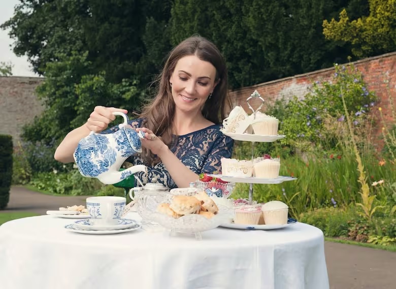 kate middleton doble tomando te