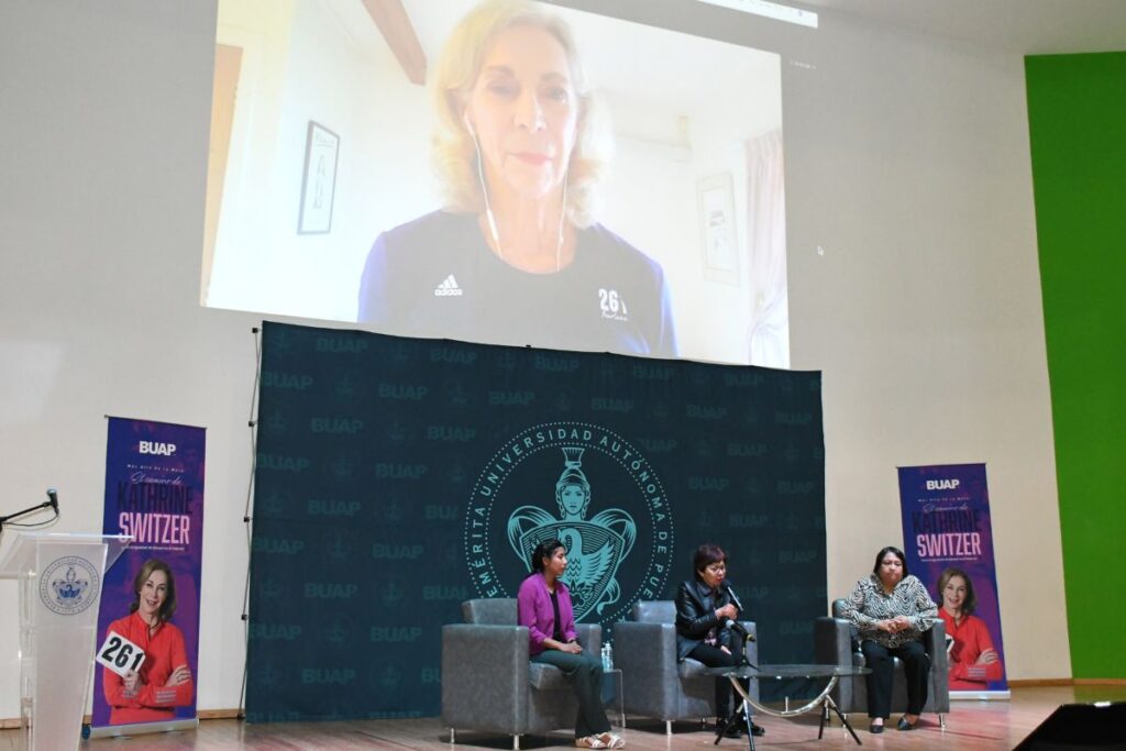 Kathrine Switzer da conferencia en BUAP
