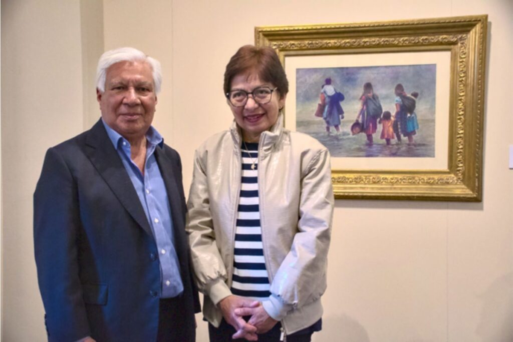 Lilia Cedillo recorre exposición en la BUAP