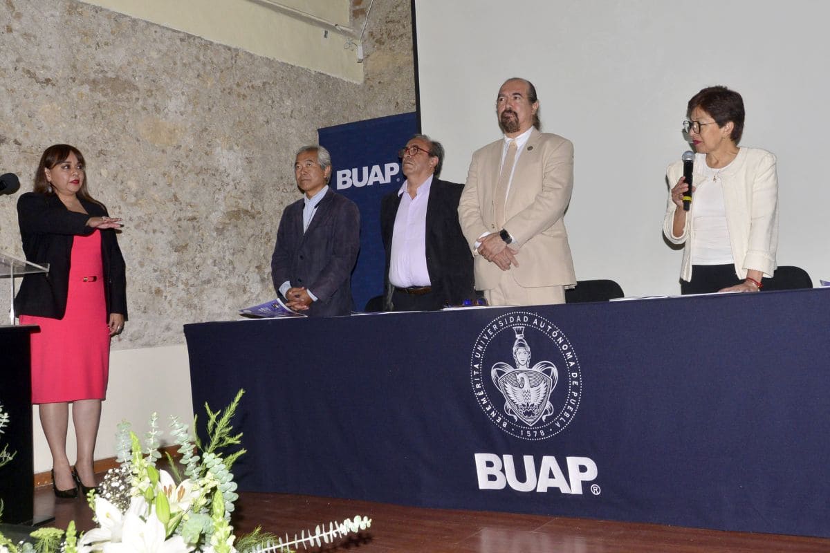 Lilia Cedillo preside toma de protesta en FFyL