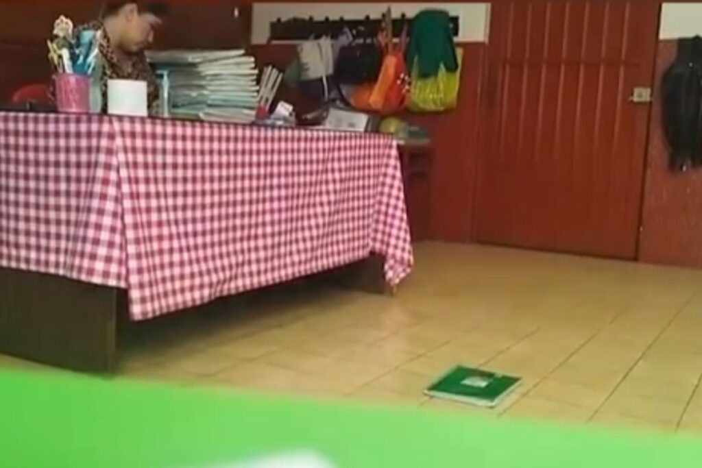 maestra que avienta cuadernos