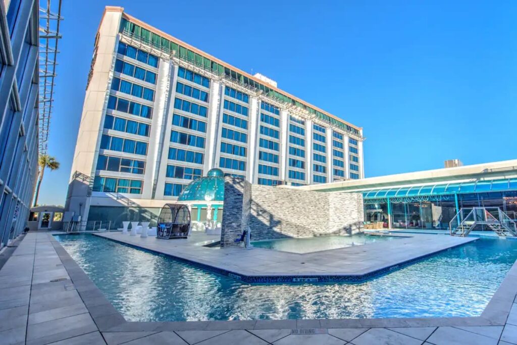 Muere niña succionada por tubería de alberca de hotel en Houston