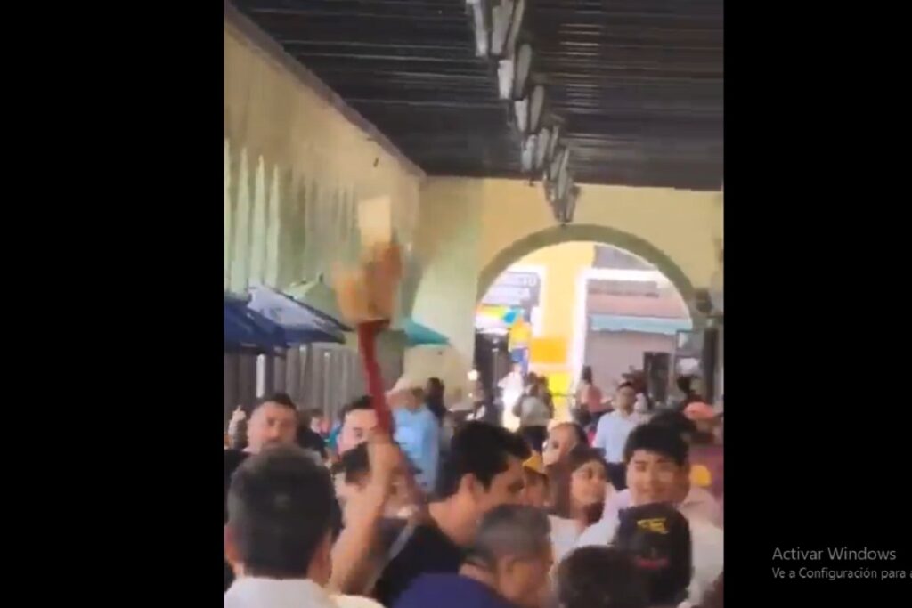 Músicos y meseros se agarran a guitarrazos en los portales de San Pedro Cholula