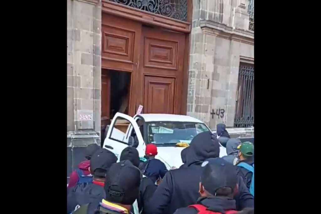 normalistas de Ayotzinapa tiran puerta de Palacio Nacional