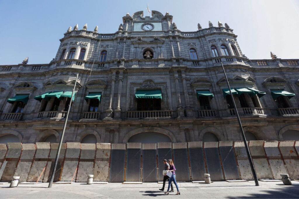 palacio municipal vallas marchas del 8m 2024