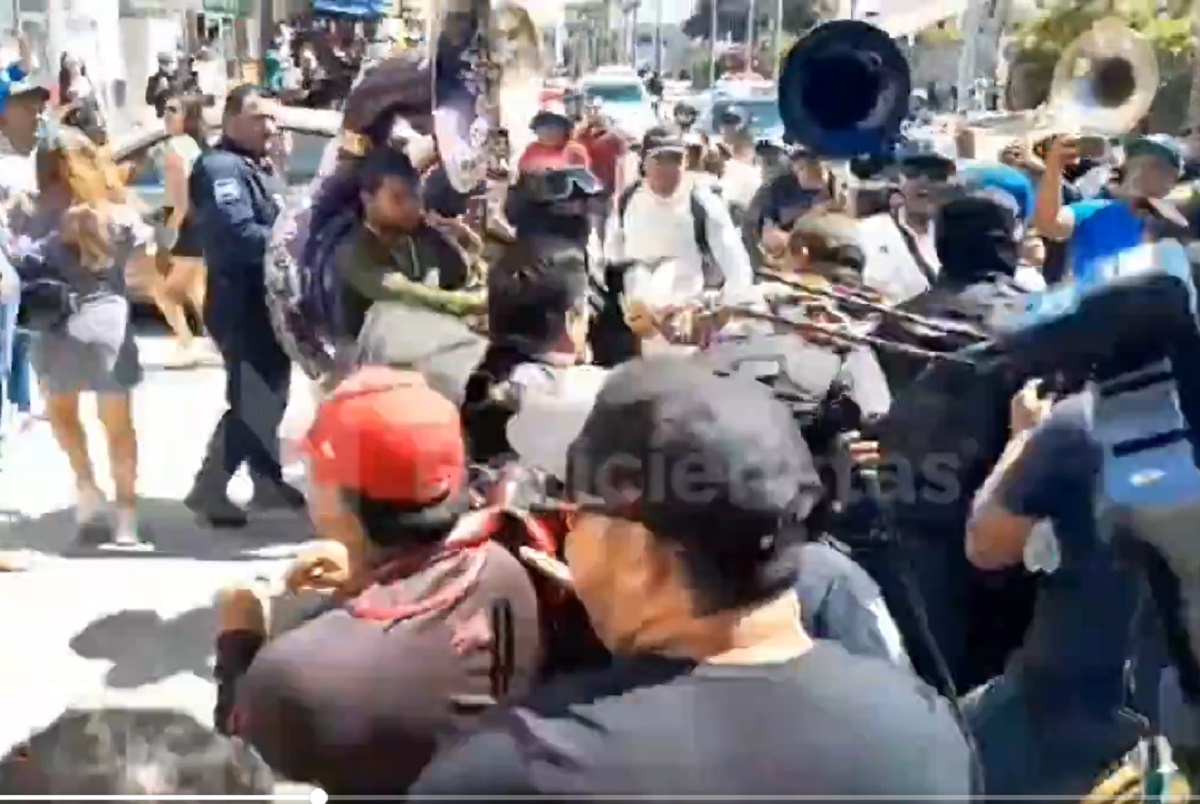 VIDEO: Se enfrentan músicos de banda y policías en Mazatlán ante intento de prohibirlos 1 pelea musicos mazatlan