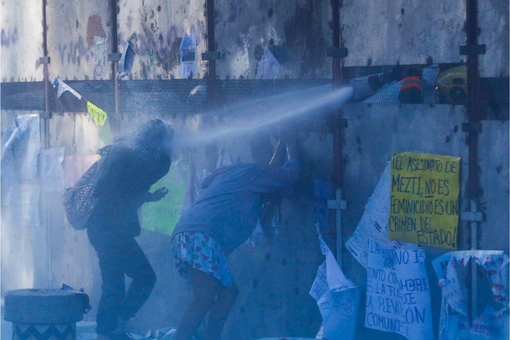 policias agreden feministas marcha del 8m 2024