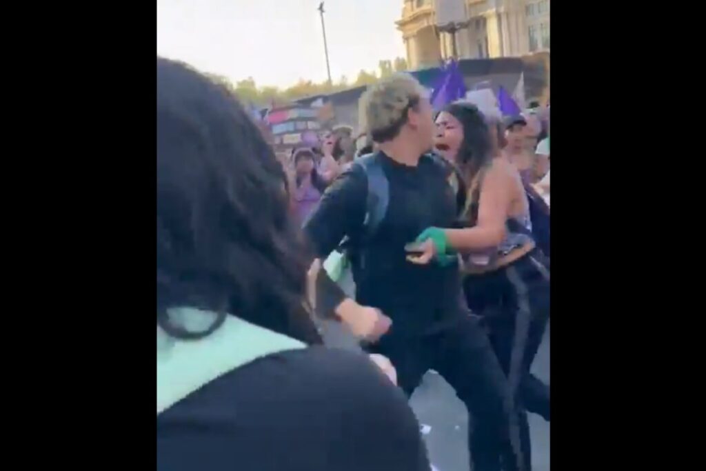 sujeto golpea a feministas en marcha del 8M