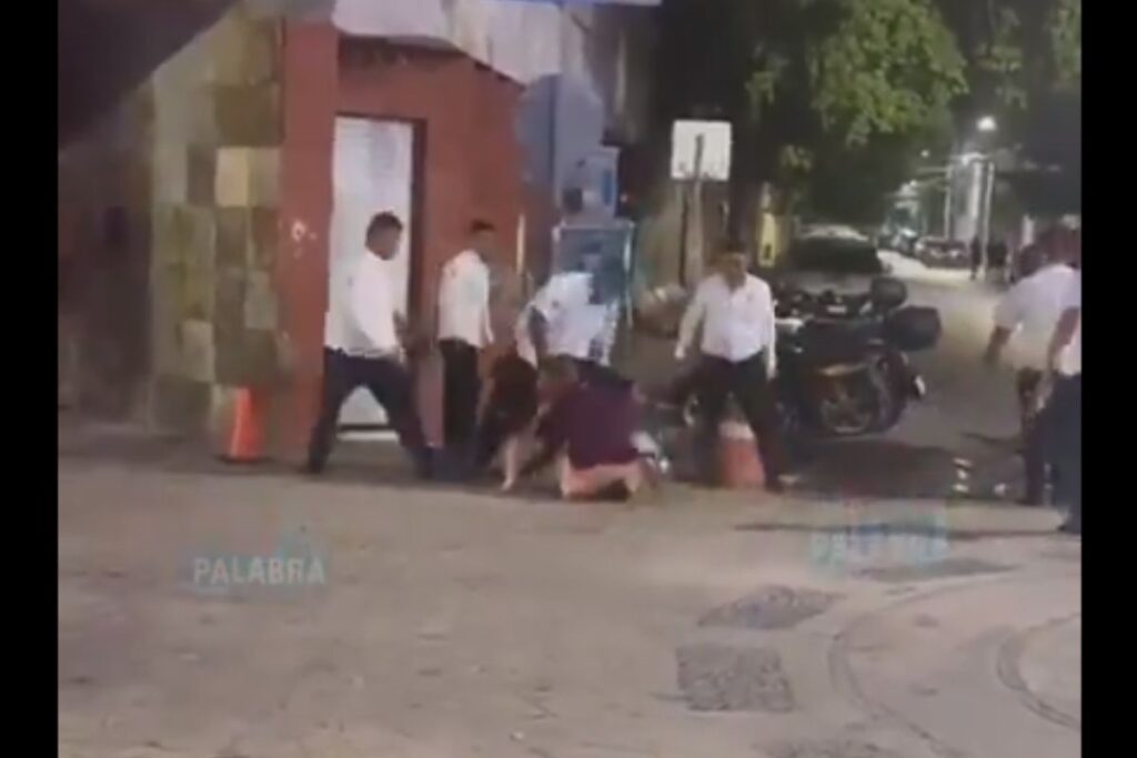 taxistas golpean a turistas de Playa del Carmen