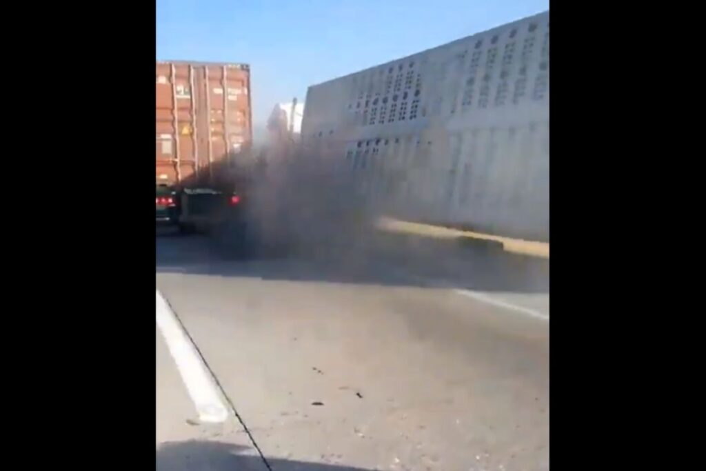 trailer vuelca en Arco Norte tras quedarse sin frenos