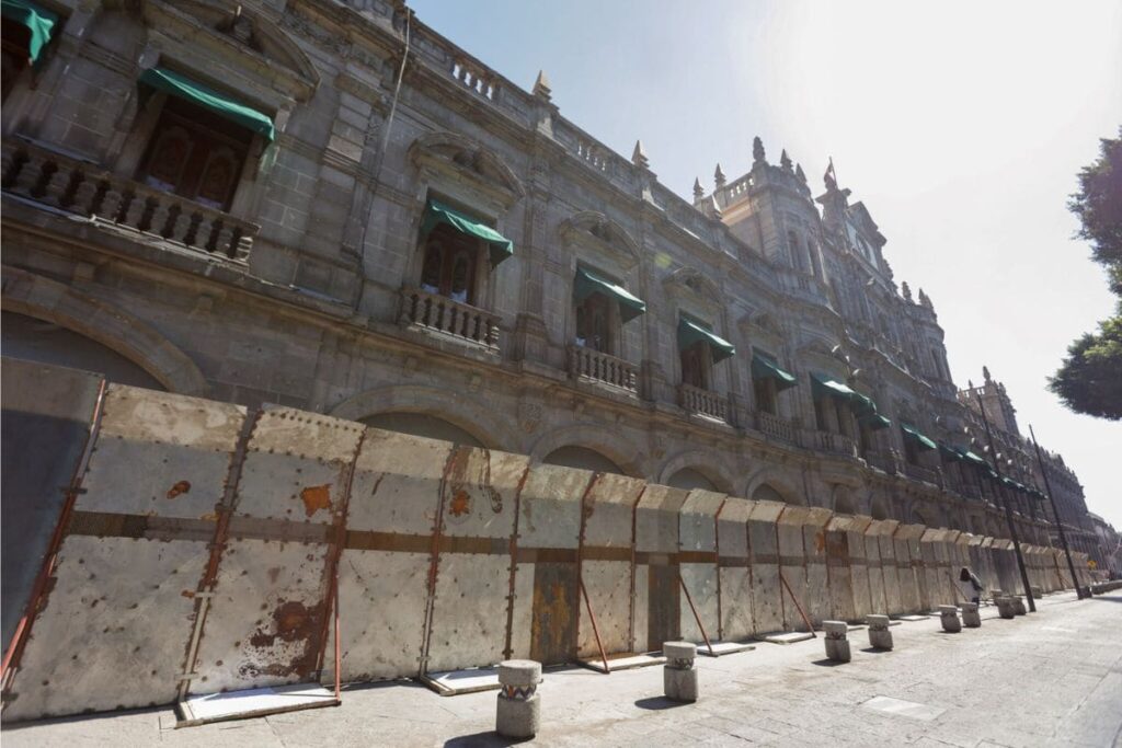 colocan vallas en Palacio Municipal por marchas del 8M