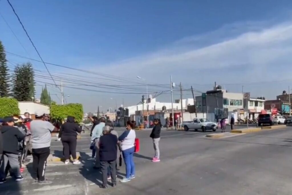 vecinos de Reforma Sur bloquean bulevar Esteban de Antuñano