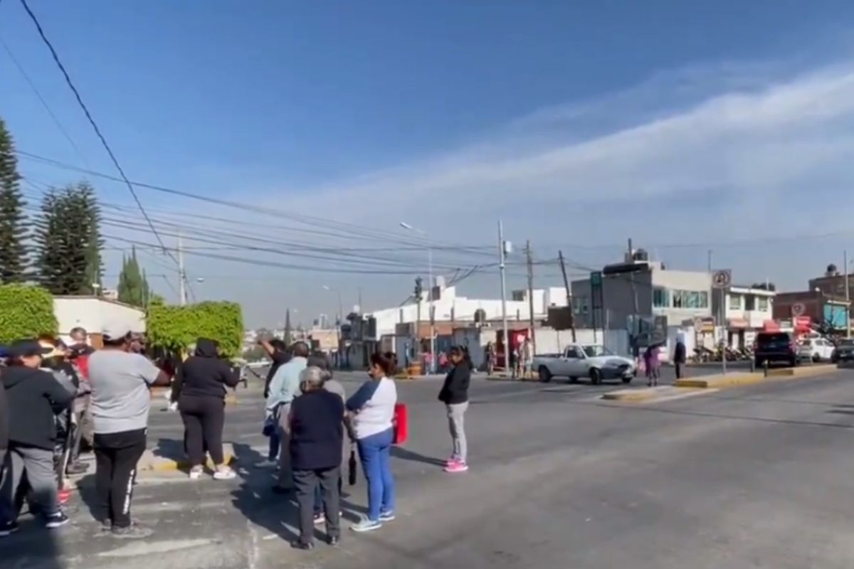 vecinos de Reforma Sur bloquean bulevar Esteban de Antuñano