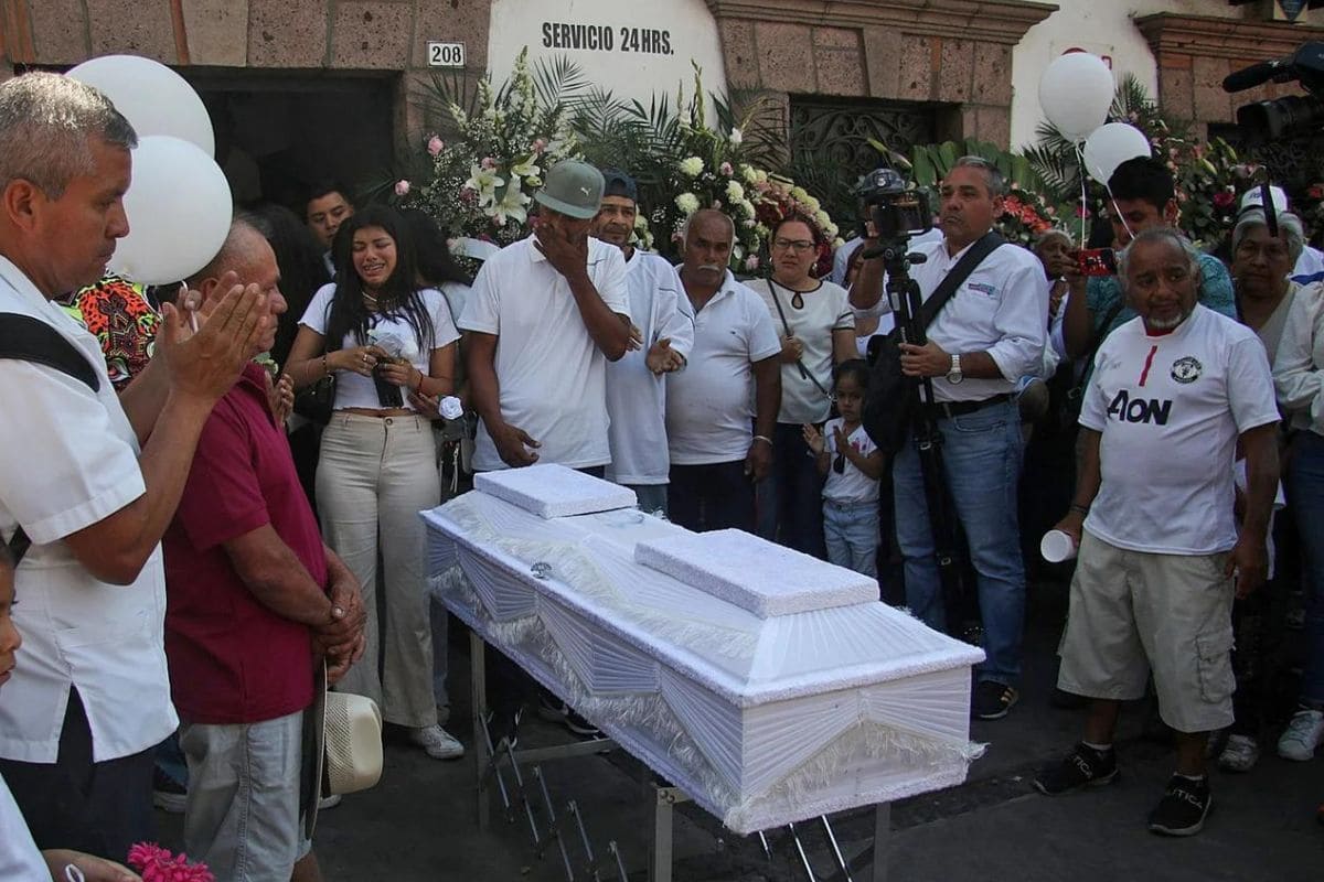 VIDEO: Mamá de Camila se despide de ella; “no fue mi culpa su asesinato”, responde a policía 1 mamá de Camila la despide