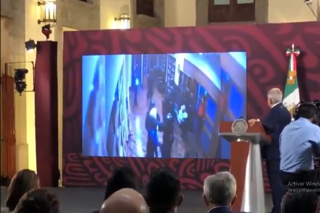 AMLO muestra video del asalto a la embajada de México en Ecuador