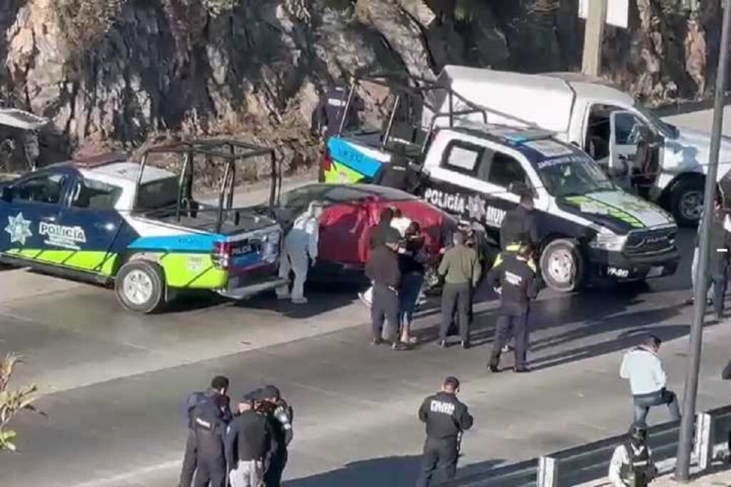Abandonan automovil con una bolsa de restos humanos en el Periferico Ecologico 3
