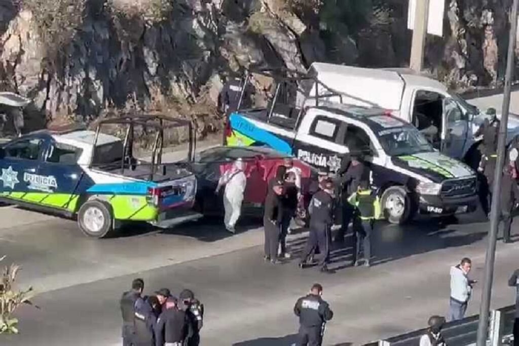 Abandonan automovil con una bolsa de restos humanos en el Periferico Ecologico 4