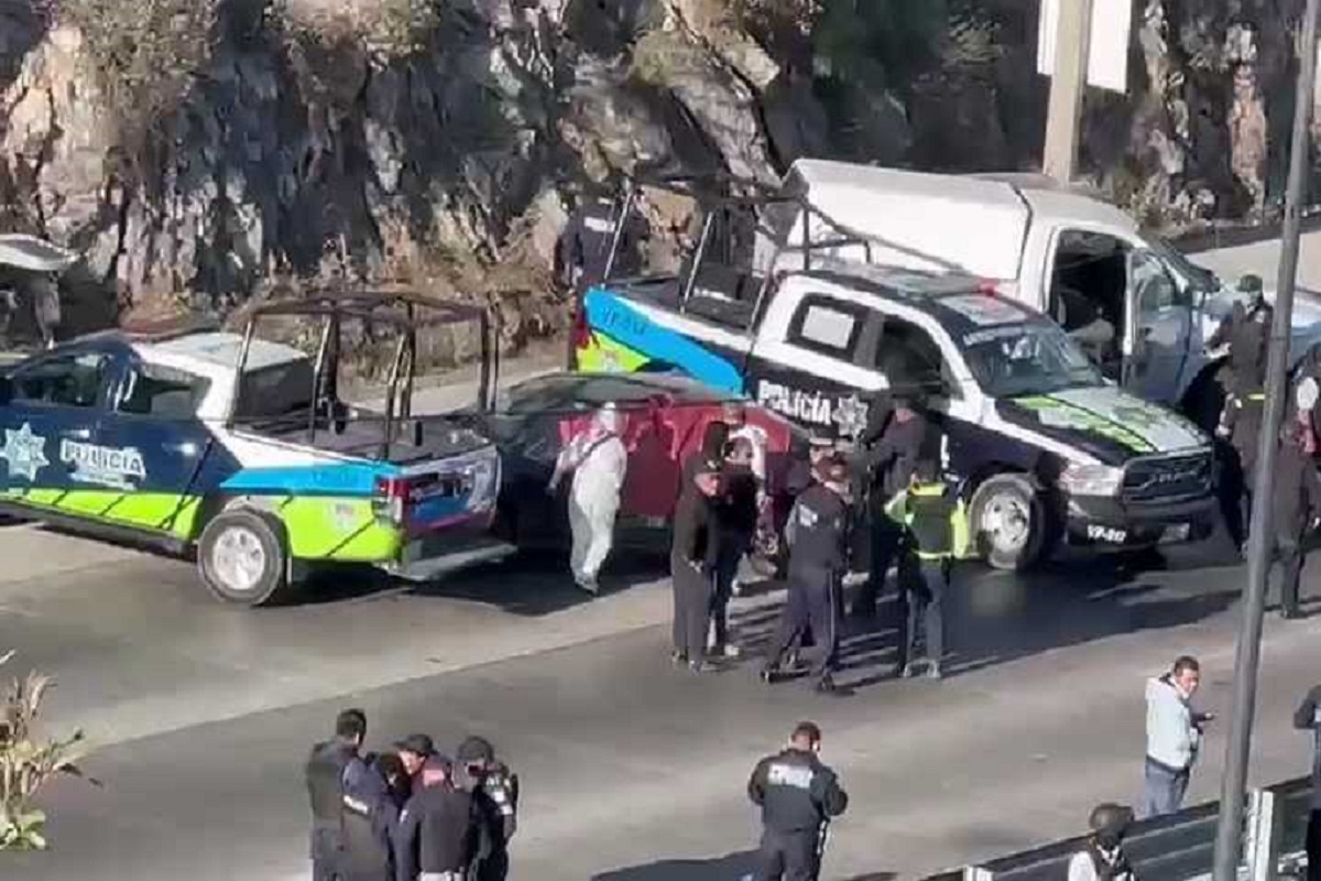 VIDEO: Abandonan automóvil con una bolsa de restos humanos en el Periférico Ecológico 1 Abandonan automovil con una bolsa de restos humanos en el Periferico Ecologico 4