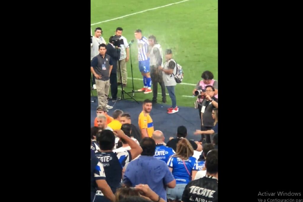 Aficionados del Rayados abuchean y lanzan cerveza a Gignac en la tribuna