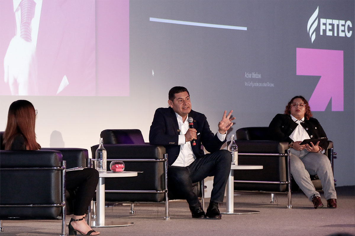 Alejandro Armenta es cuestionado por alumnos del Tec