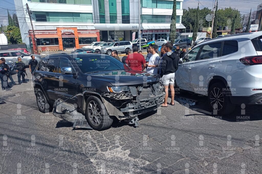 VIDEOS: Ebrio desata persecución en Zavaleta tras chocar contra un poste y huir