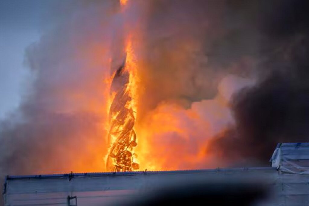 Incendio en Copenhague arrasa historico edificio de la antigua Bolsa de Valores de Dinamarca