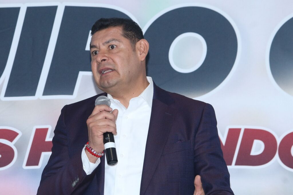 Julio César Chávez respalda a Armenta; promete combatir adicciones y promover el boxeo en Puebla