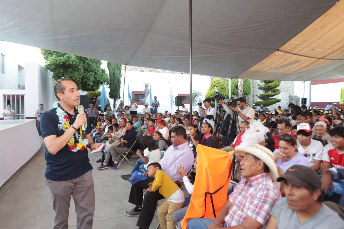 Leyendas del Puebla darán clases de futbol en la capital para combatir adicciones: Mario Riestra 1 Mario Riestra reunion vecinos Xonacatepec 6