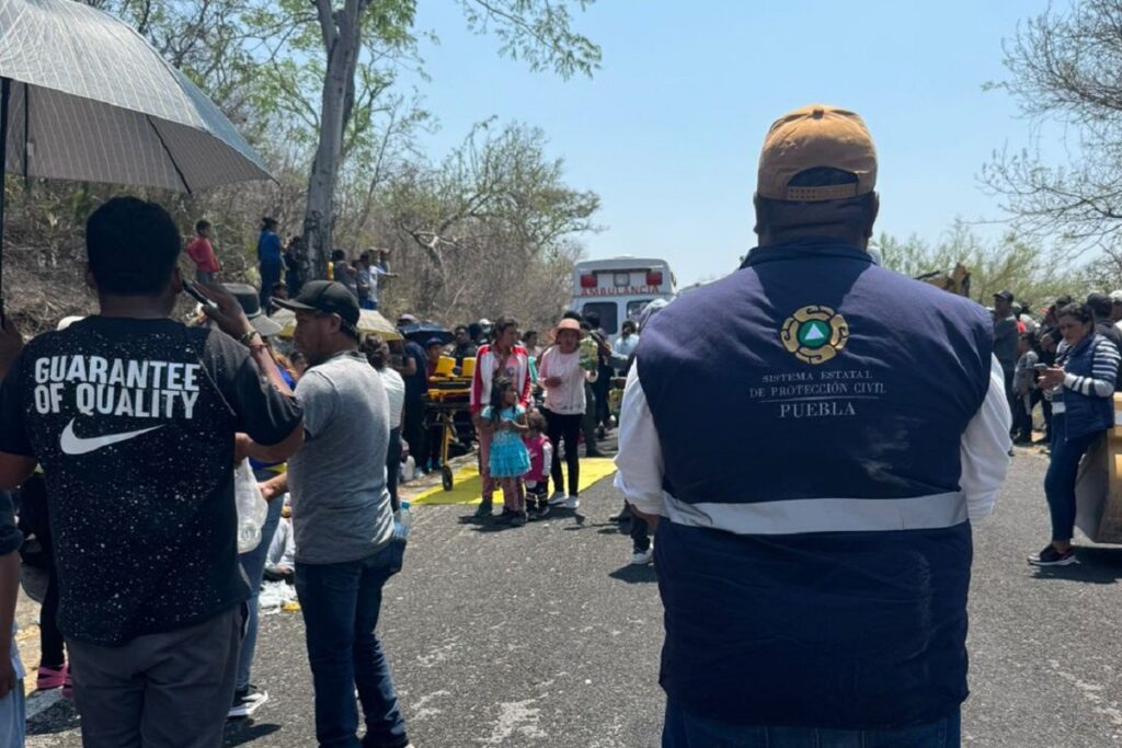 Mueren dos personas en choque de autobús con peregrinos de Quecholac