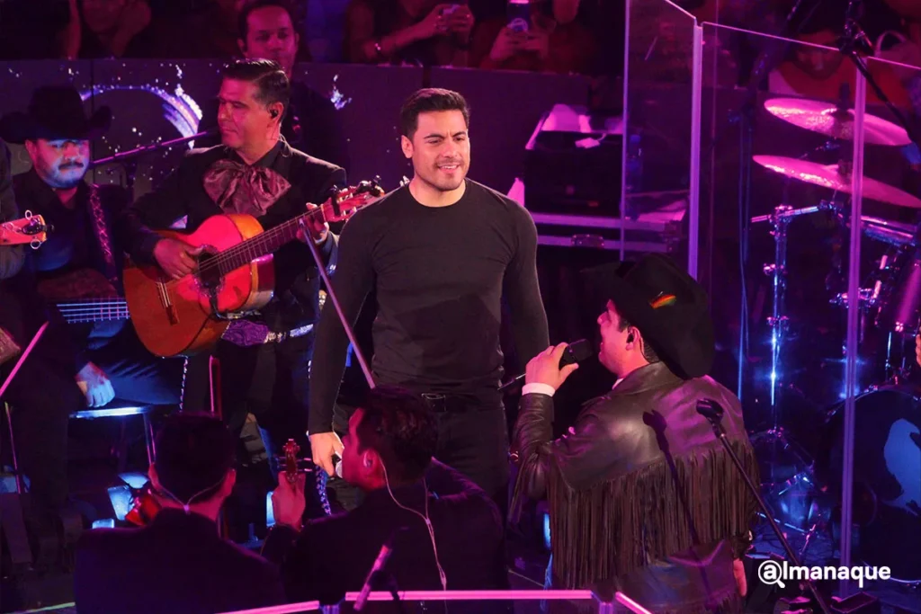 Alfredo Olivas en el Palenque de Puebla: canta con Carlos Rivera y regala acordeón a niño poblano 5 Alfredo Olivas en el Palenque de Puebla: canta con Carlos Rivera y regala acordeón a niño poblano