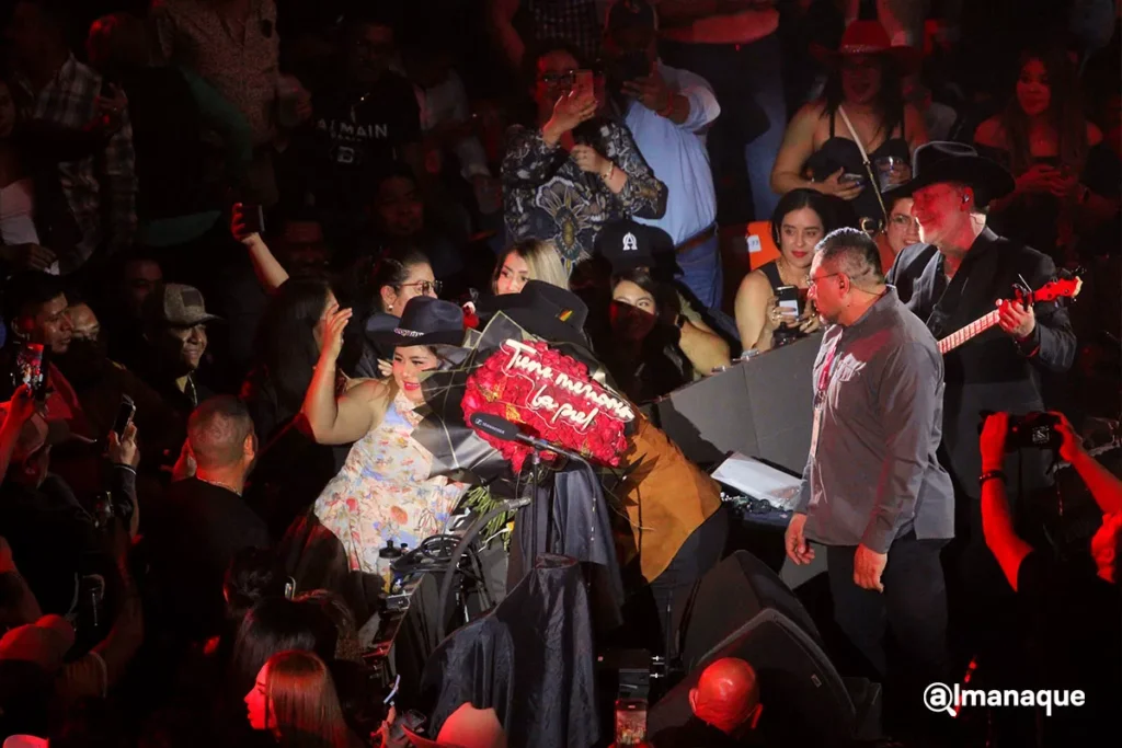 Alfredo Olivas en el Palenque de Puebla: canta con Carlos Rivera y regala acordeón a niño poblano 8 Palenque Alfredo Olivas Puebla 2024 4