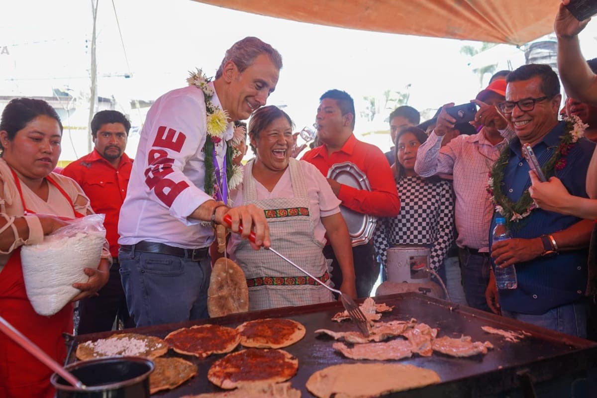Arropa Junta Auxiliar de La Resurrección a Pepe Chedraui rumbo a la Presidencia Municipal 1 Arropan a Pepe Chedraui en La Resurrección