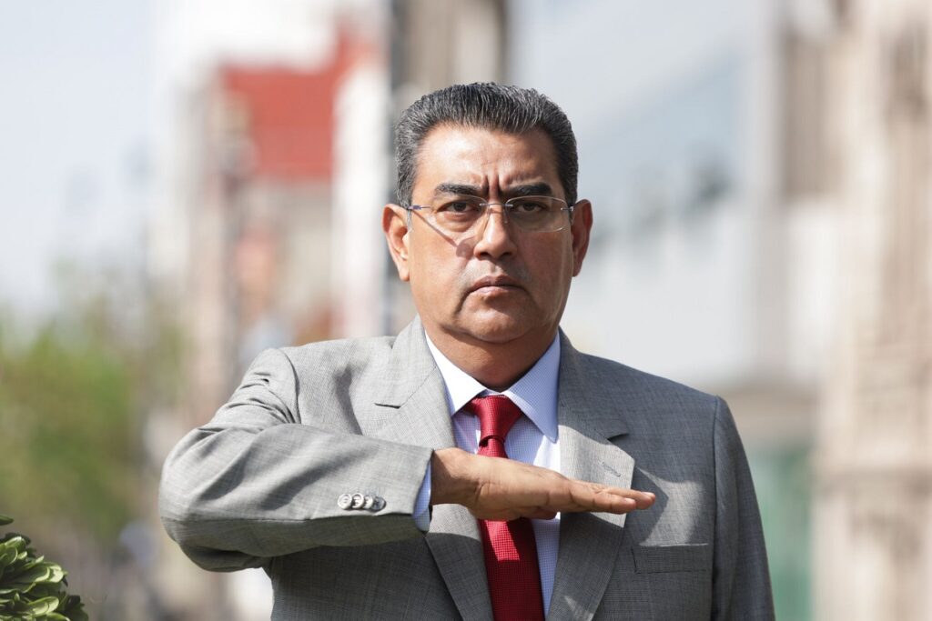 Pide Sergio Salomón al IEE que vigile la entrega de programas durante elección en Puebla