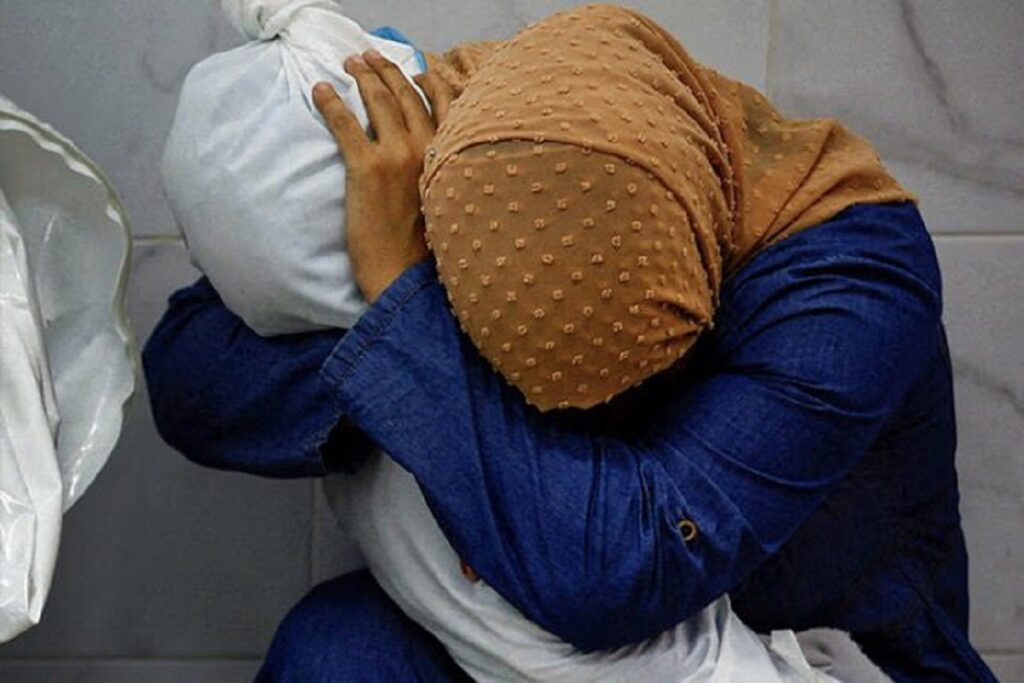 "Una mujer palestina abraza el cuerpo de su sobrina", ganadora del World Press Photo del año